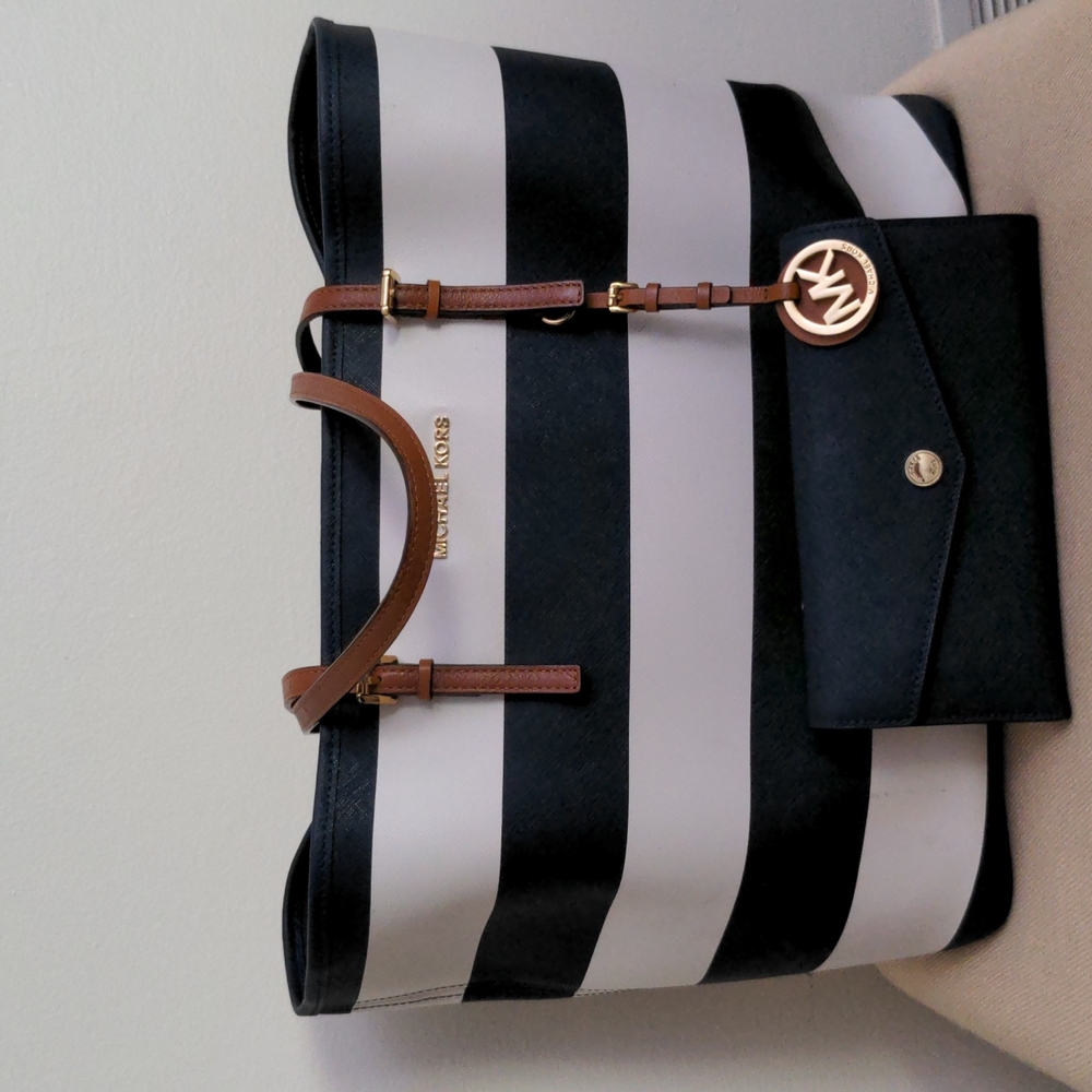 Michael Kors leather tote w/matching wallet